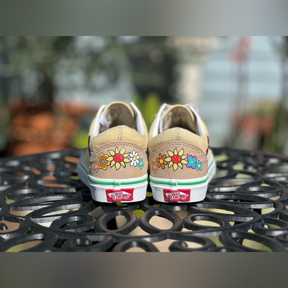 Vans x Sesame Street — Old Skool “Elmo” Sneakers - Picture 6 of 9